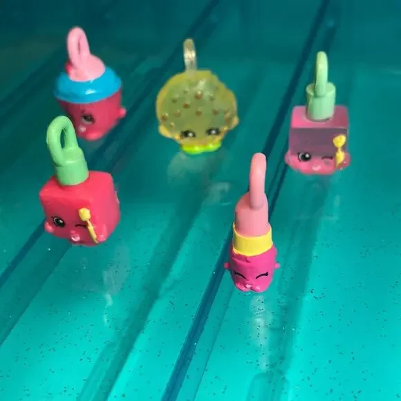 SHOPKINS NECKLACE ITEMS AND CASE - Picture 4 of 6